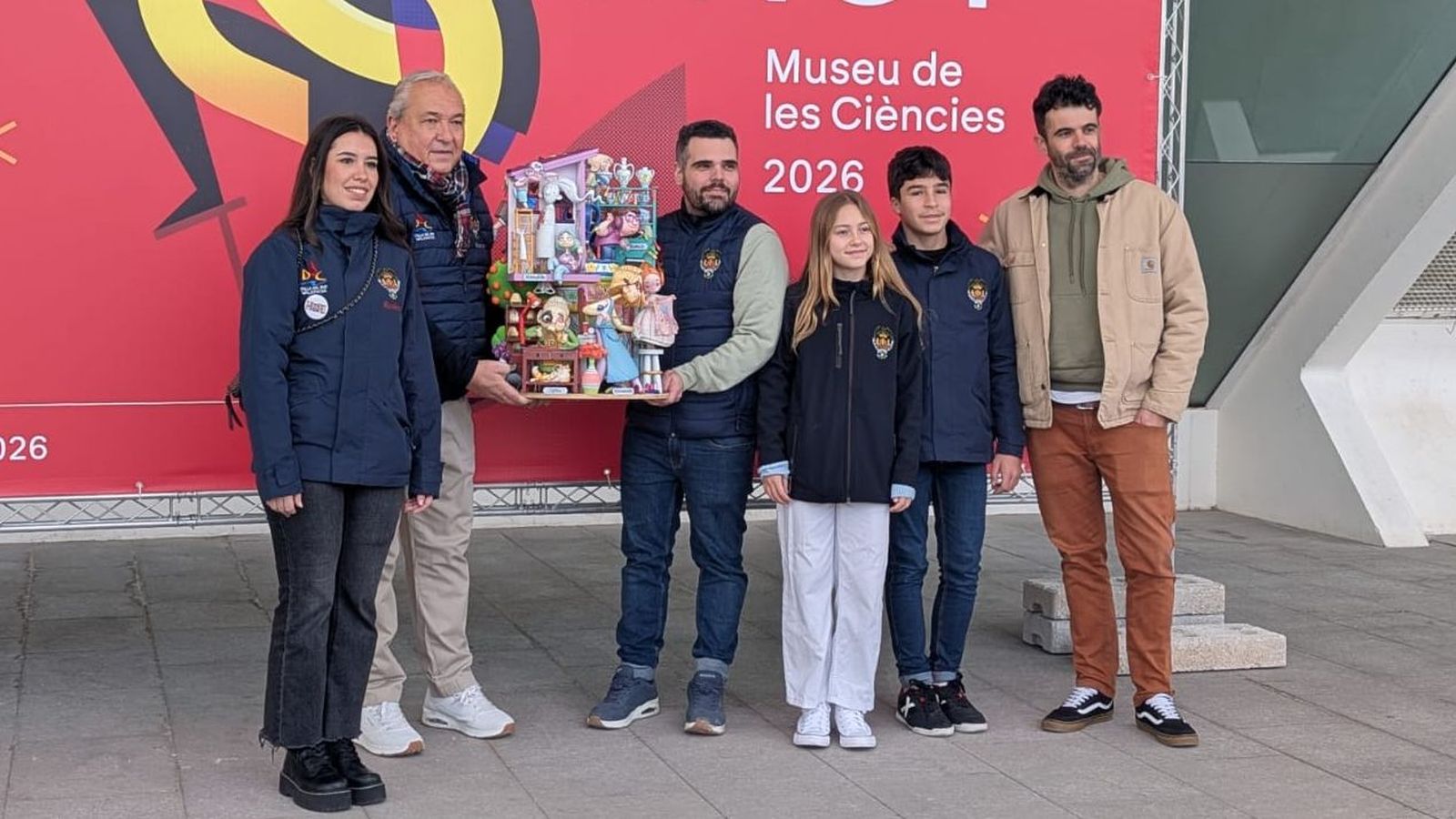 Els representants de Duc de Gaeta-La Pobla de Farnals, que van aconseguir l'indult infantil l'any passat, amb el ninot que ha fet l'artista Mario Pérez