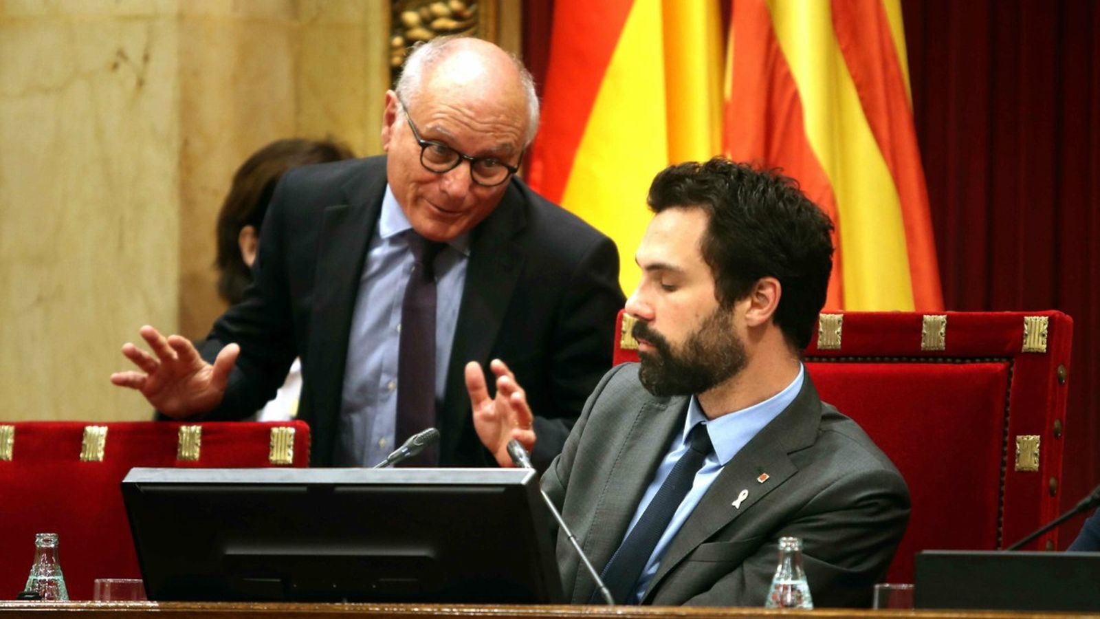 El president del parlament català, Roger Torrent, i el secretari general de la cambra, Xavier Munro, durant el ple