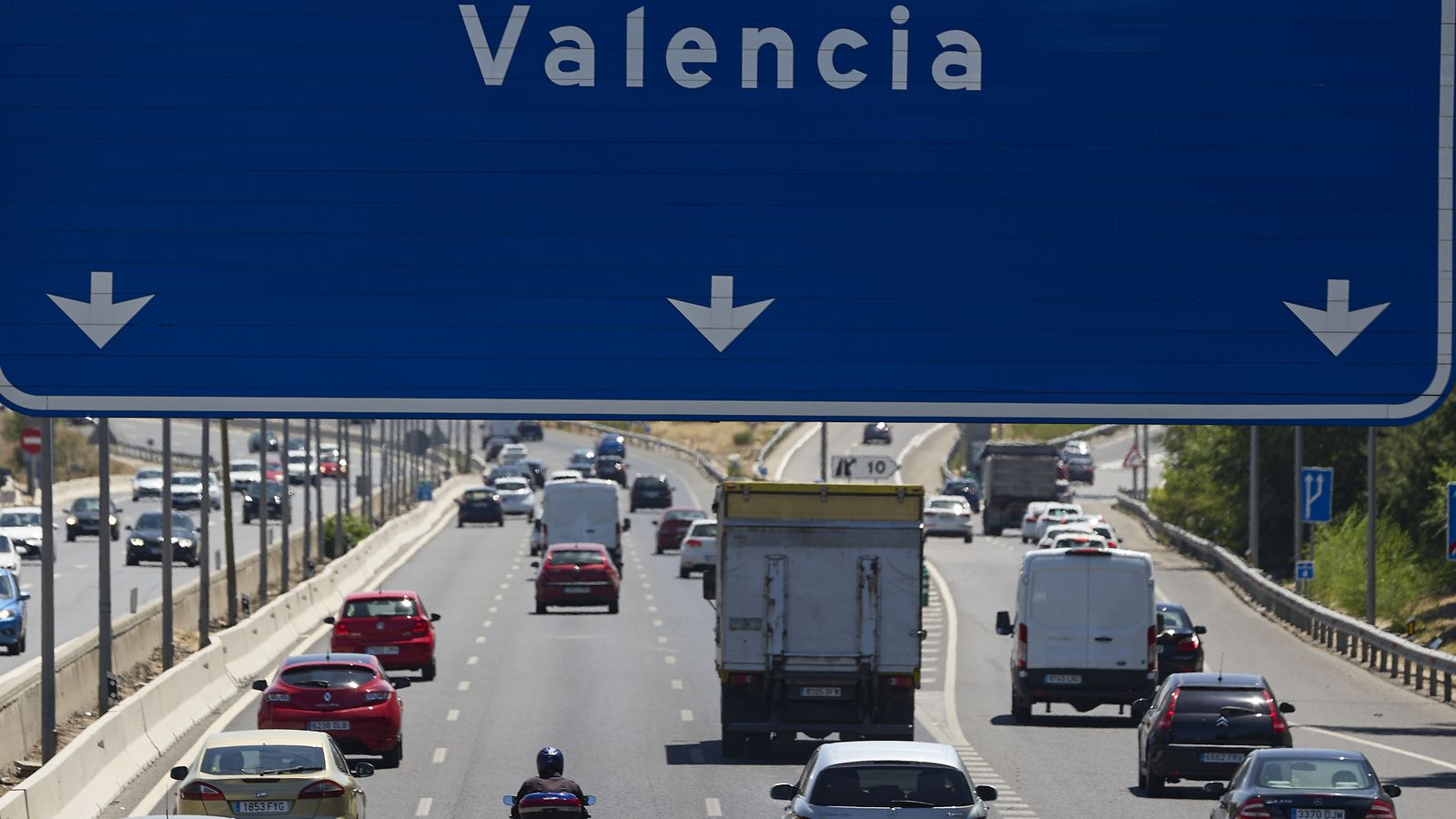 EuropaPress_4601127_numerosos_vehiculos_circulan_autovia_a_3_primer_dia_segunda_operacion