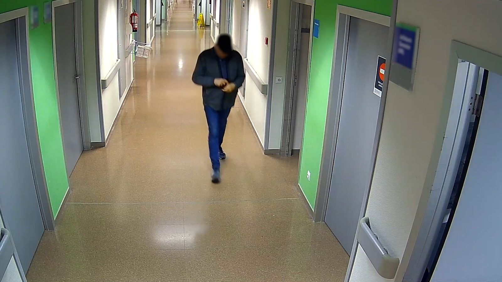 Imatges captades per la càmera de seguretat de l'hospital on es veu què feia el detingut per a furtar a persones majors