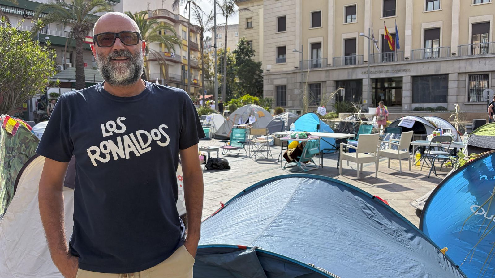 Emilio Muñoz, veí de la platja del Trampolín, i impulsor de l'acampada que va començar dilluns passat