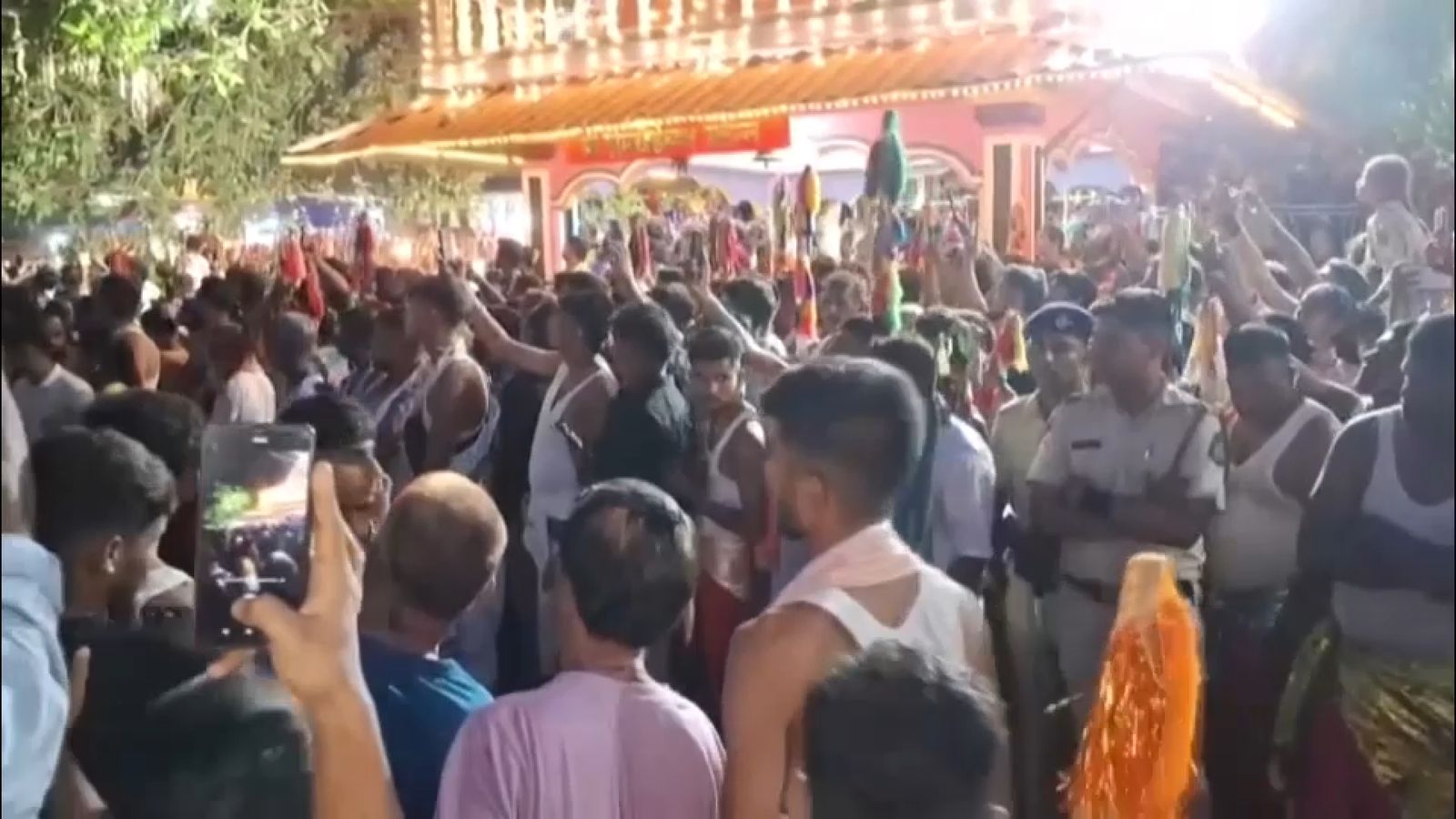 Centenars de persones es concentren al voltant del temple, a l'estat de Goa