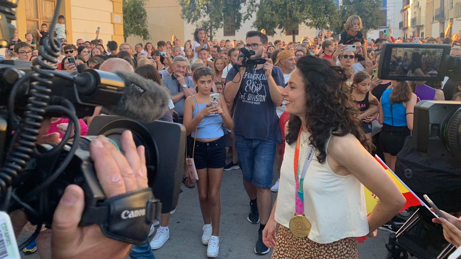 Rebuda multitudinària d'Aielo de Malferit a Ivana Andrés