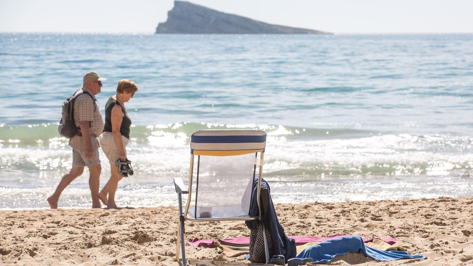 Una parella passeja per la platja de Ponent, a Benidorm Una parella passeja per la platja de Ponent, a Benidorm
