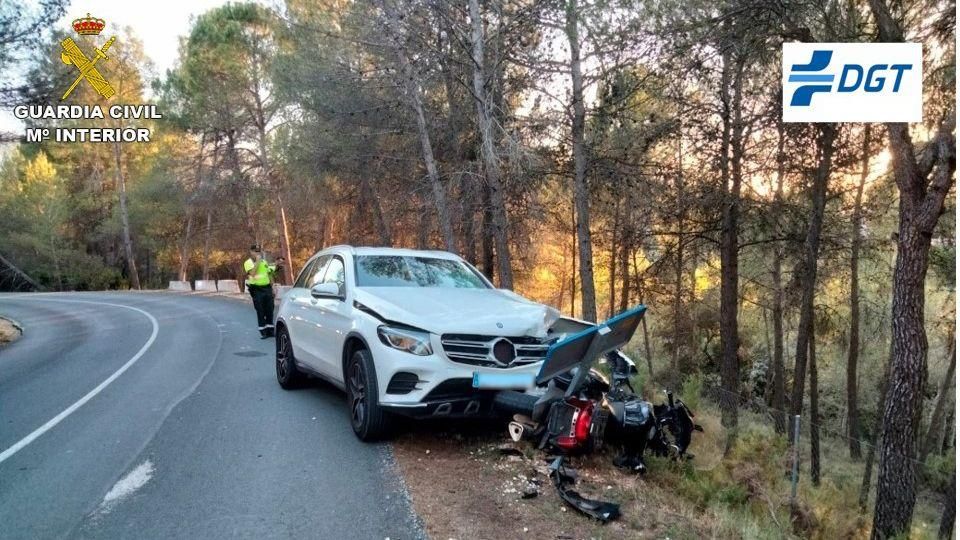 Així quedaren els dos vehicles després de la col·lisió a la CV-794, a Alcoi Així quedaren els dos vehicles després de la col·lisió a la CV-794, a Alcoi