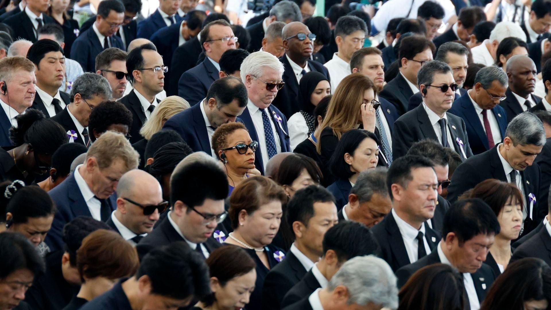 Diplomàtics de diversos països del món, entre ells l'ambaixador dels Estats Units, seguixen la cerimònia commemorativa a Hiroshima