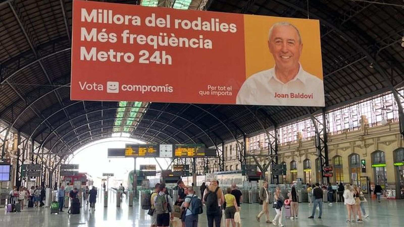 Lona que, segons ha denunciat Compromís, ha retirat Adif de manera "unilateral"