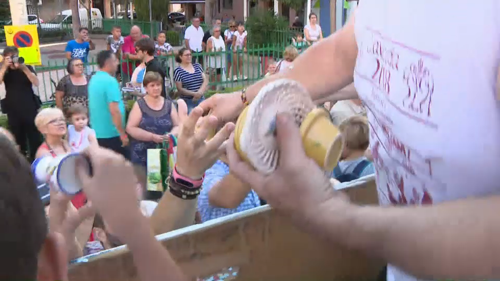 VÍDEO | Es reparteixen 20.000 peces de ceràmica en la cavalcada de Manises
