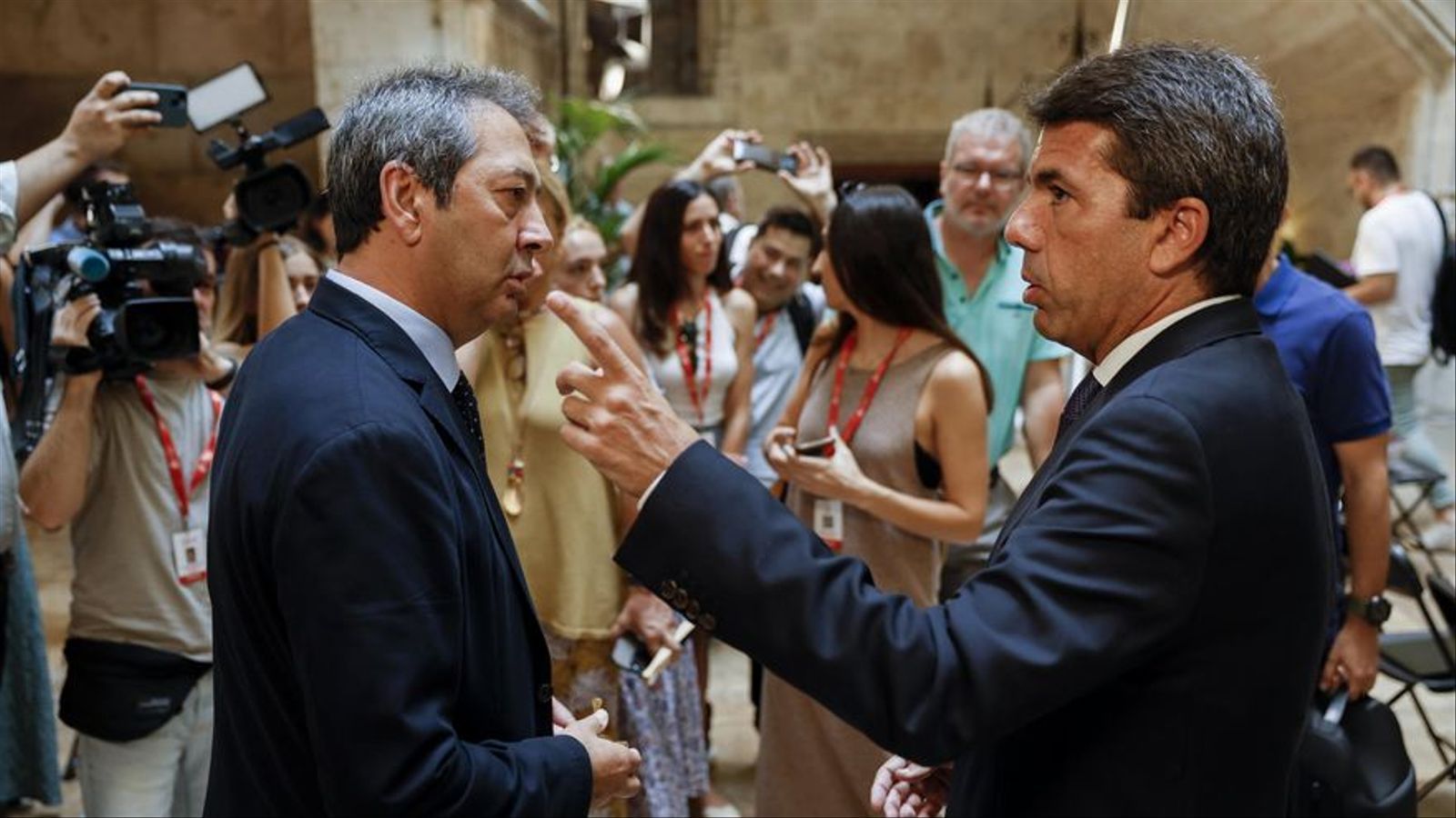 El vicepresident primer, Vicente Barrera, i el president, Carlos Mazón, aquest dimecres