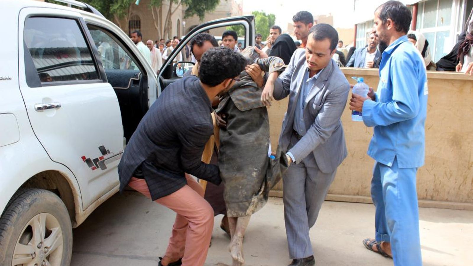 Un xiquet iemenita ferit rep atenció mèdica en un hospital després de l'atac