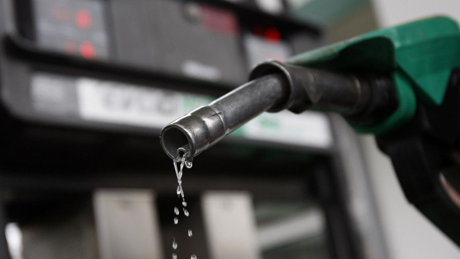 El preu de la gasolina i del gasoil baixa per quarta setmana seguida