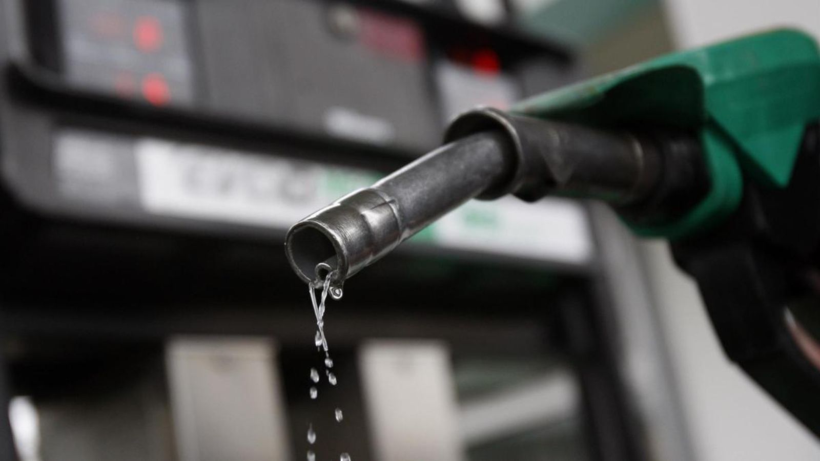 El preu de la gasolina i del gasoil baixa per quarta setmana seguida