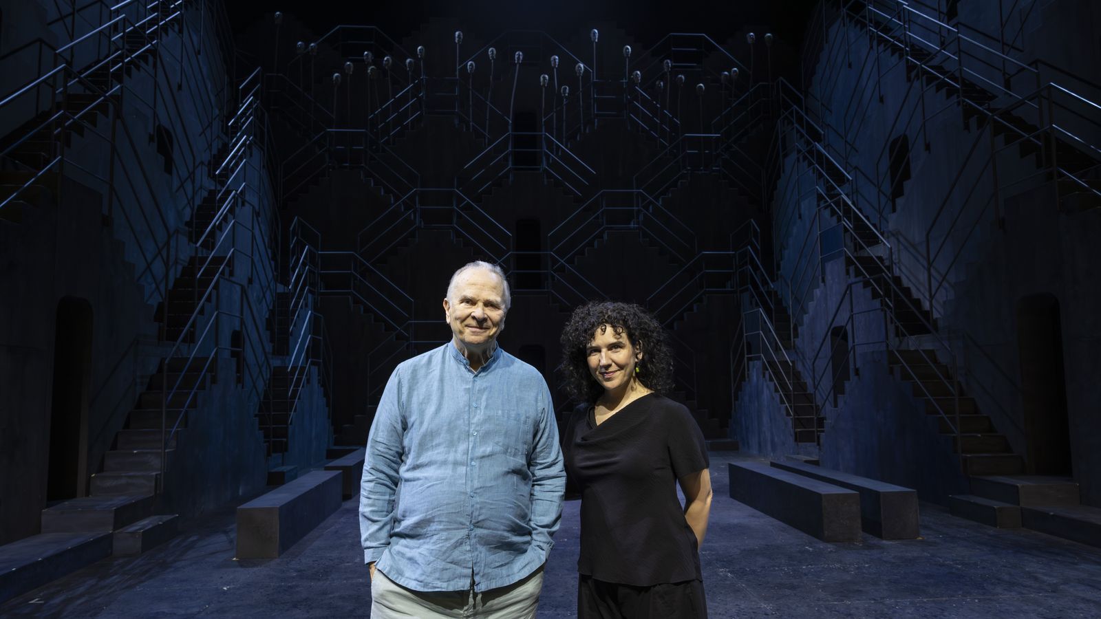El director musical, Sir Mark Elder, i l'assistent del director d'escena, Anna Ponces