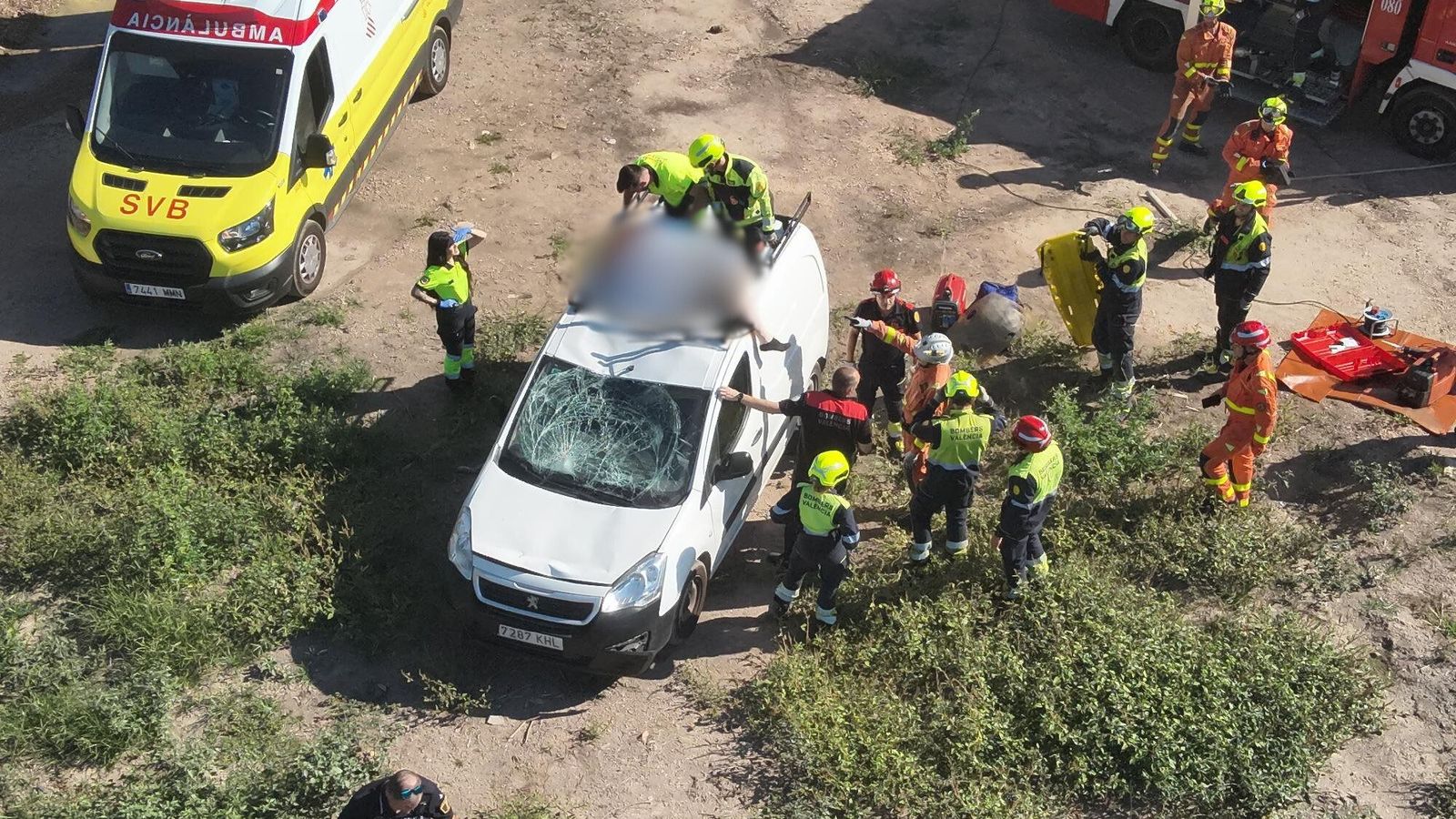 Imatge dels efectius en l'operatiu de rescat del ciclista atropellat