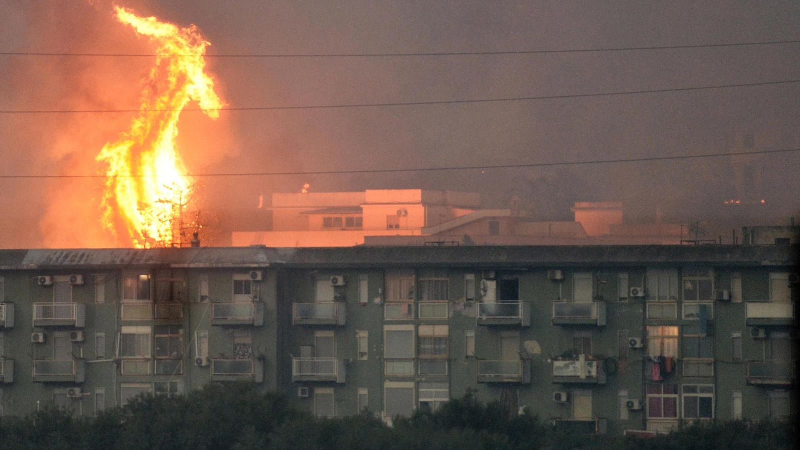 Una columna de foc s'eleva darrere d'un bloc de vivendes a la ciutat de Ciaculli, prop de Palerm Una columna de foc s'eleva darrere d'un bloc de vivendes a la ciutat de Ciaculli, prop de Palerm