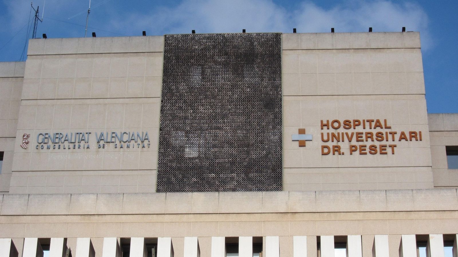 Façana de l'Hospital Doctor Peset de València en una imatge d'arxiu