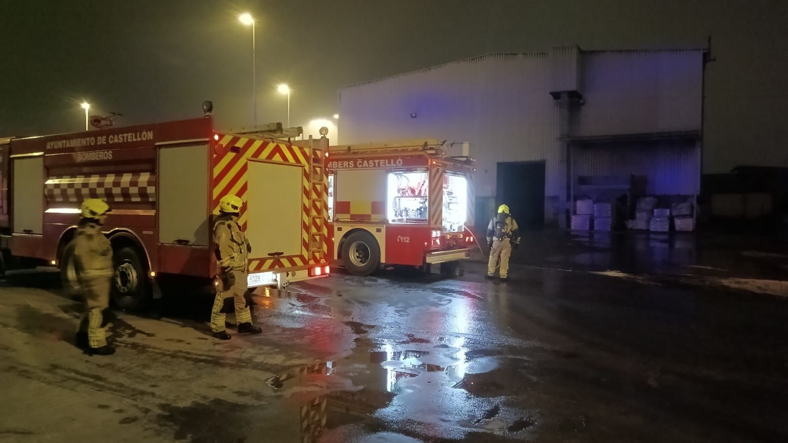 Bombers municipals al port del Grau de Castelló, este dijous de matinada