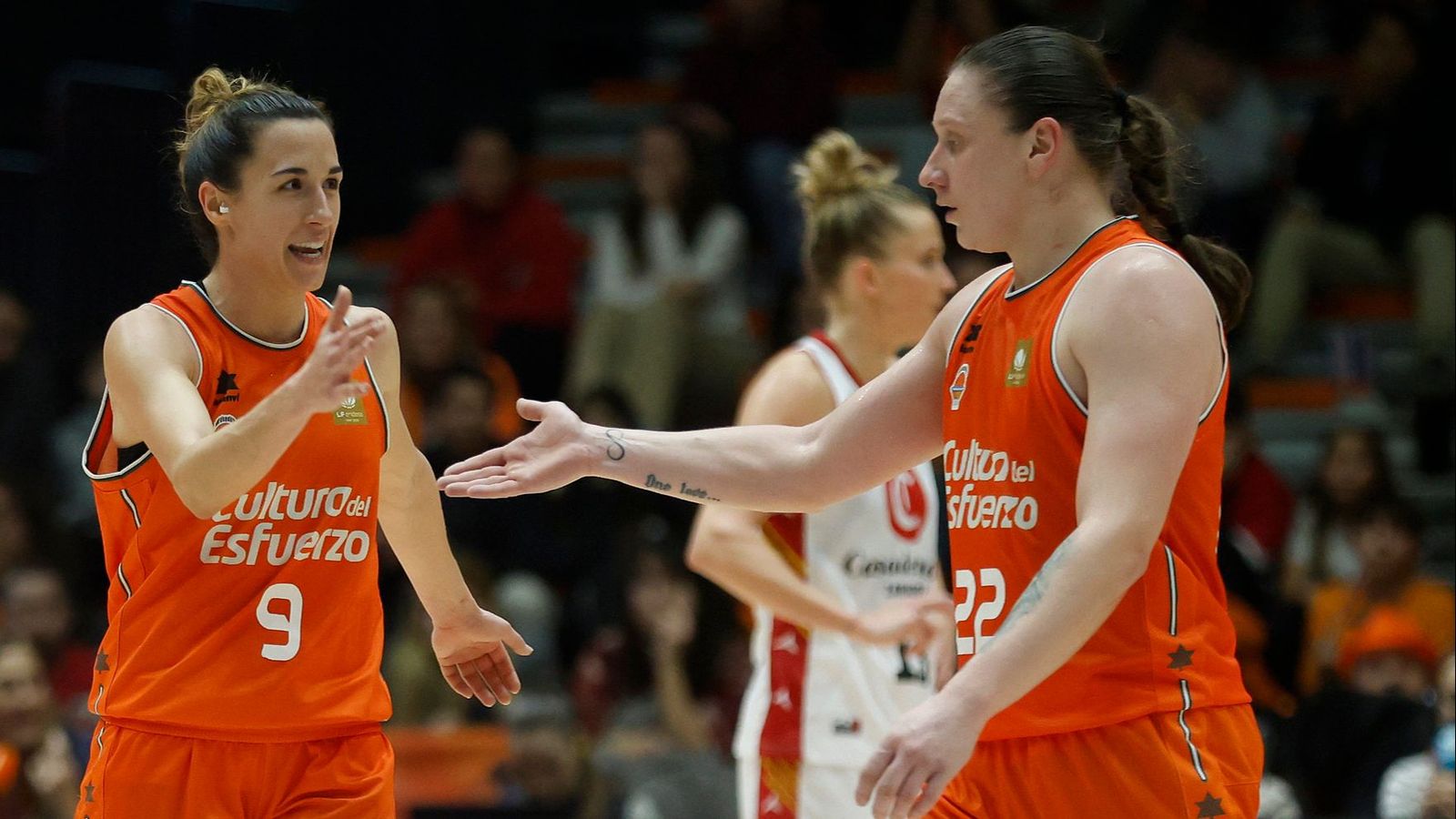 Queralt Casas i Iagupova celebren una acció