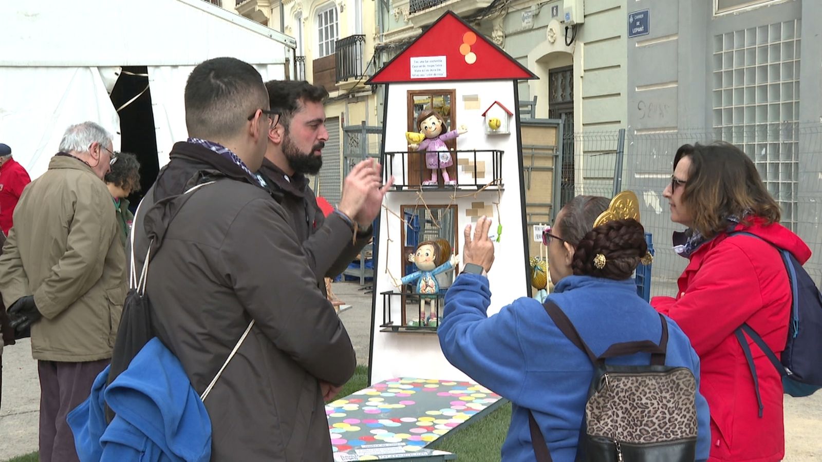 150 falles ja inclouen sistemes perquè les persones amb discapacitat puguen accedir a l'explicació del monument
