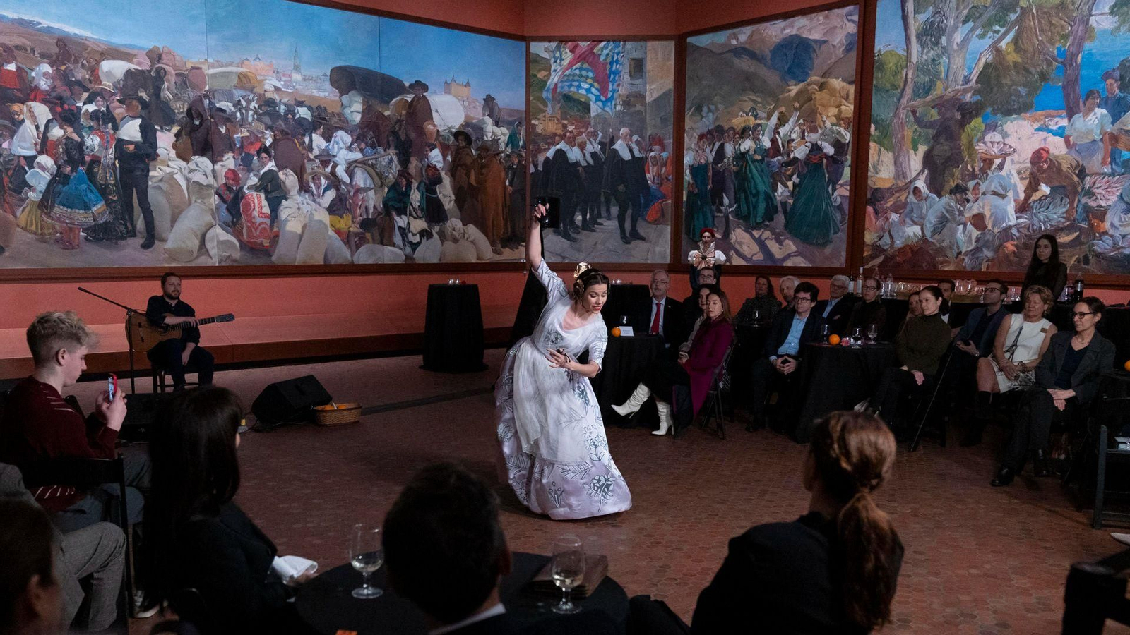 Només un públic reduït va poder assistir a l'espectacle, que va tindre lloc en la mateixa sala on s'exposen els llenços de la col·lecció Visió d'Espanya