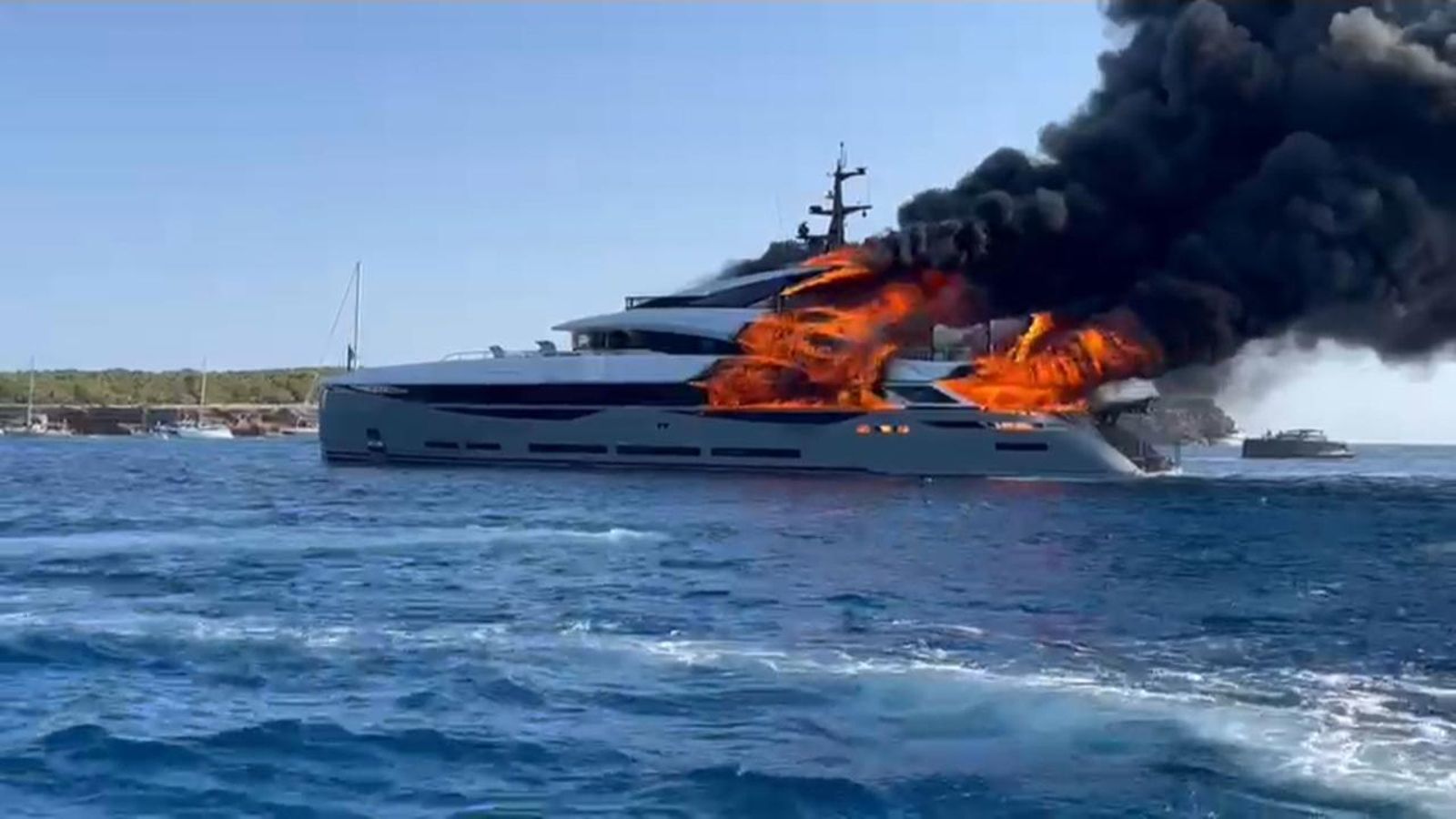 Incendi espectacular d’un iot de 45 metres d'eslora a Formentera