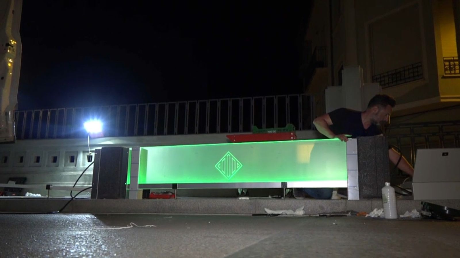 Operaris muntant els panells de metacrilat