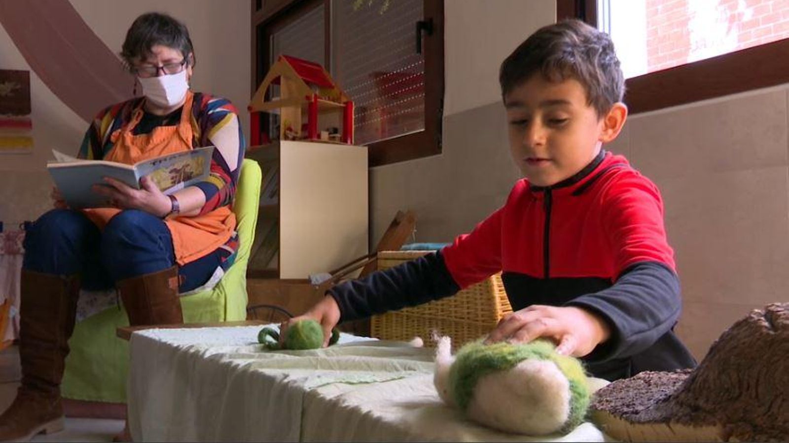Un xiquet juga a l'escola, a Beniatjar, a la Vall d'Albaida.