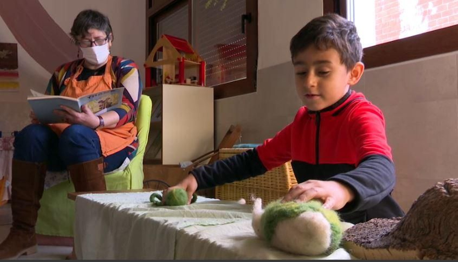 Un xiquet juga a l'escola, a Beniatjar, a la Vall d'Albaida.