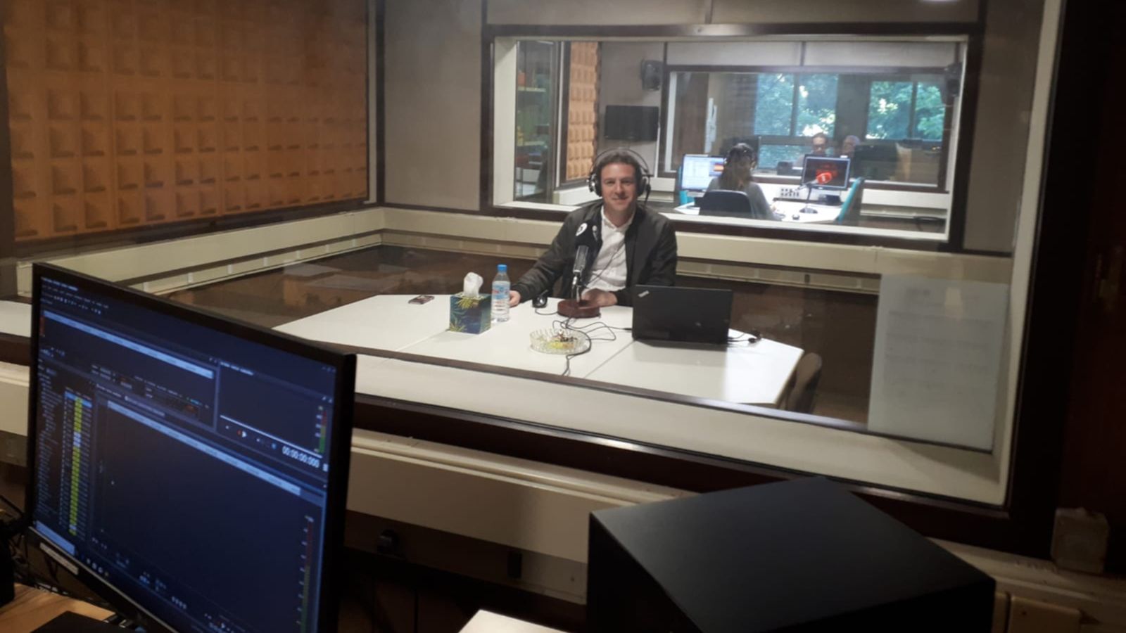 Ignasi Garcia en la redacció de Castelló d'À Punt Notícies