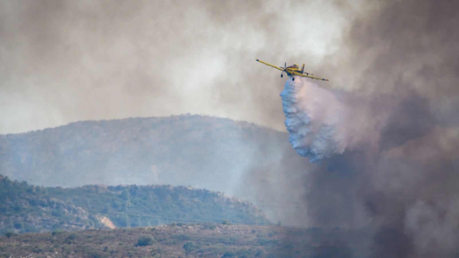 Un dels mitjans aeris que treballa en les tasques d'extinció de l'incendi forestal de Rafelguaraf