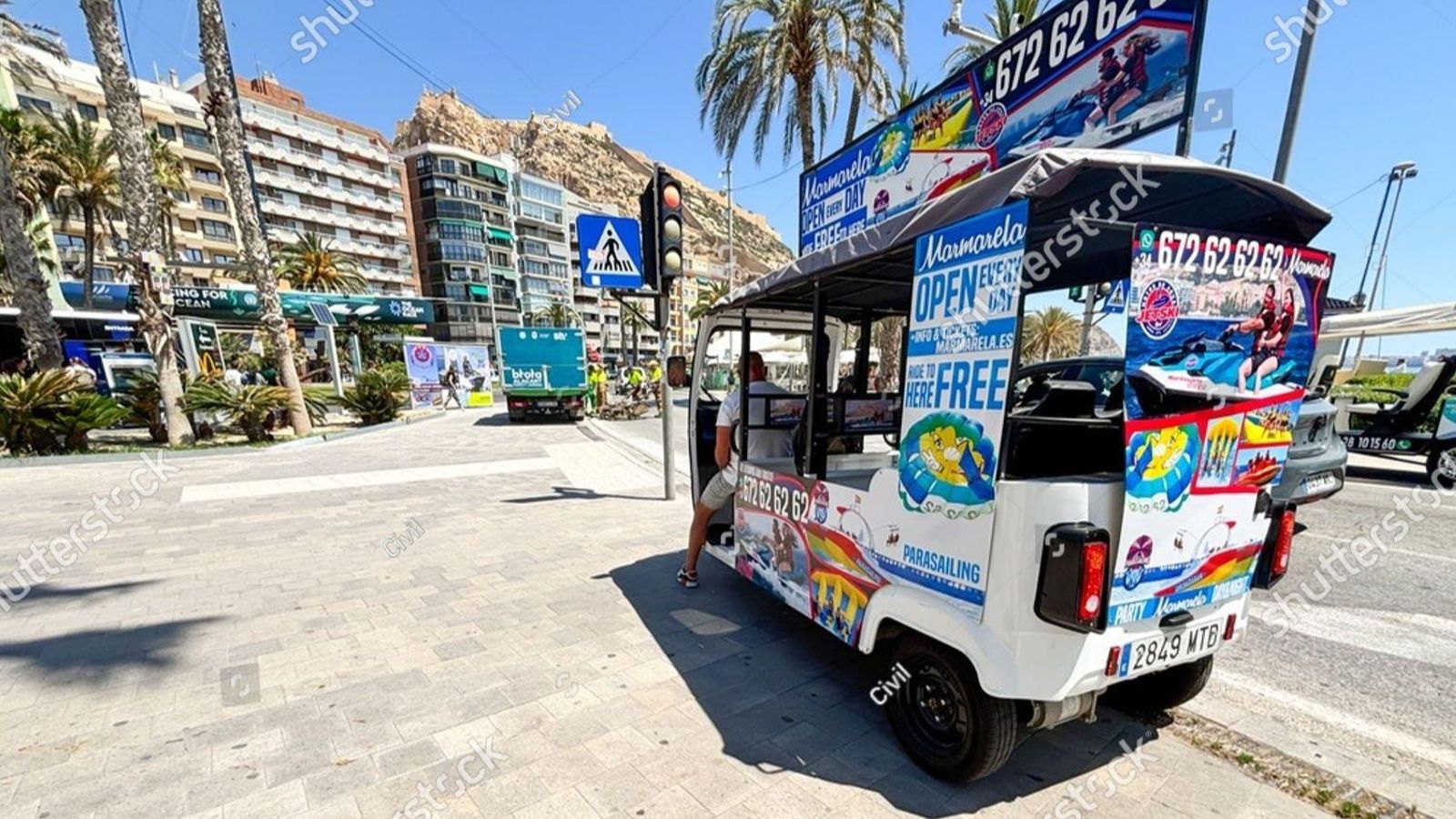 Un tuk-tuk, a l'espera de turistes, en la zona del port d'Alacant