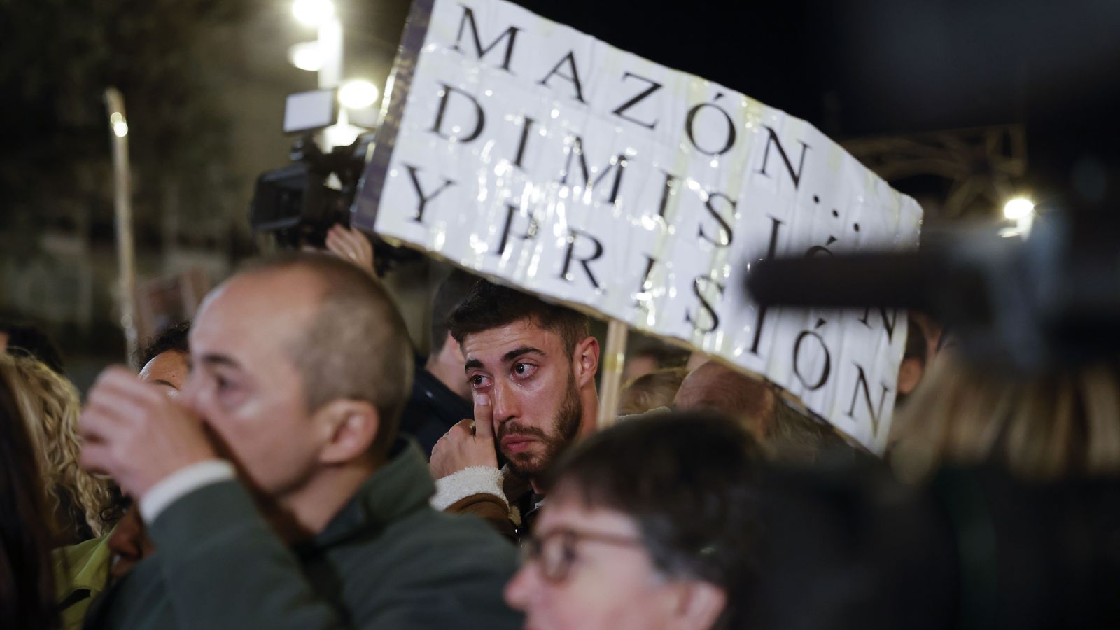 Manifestants protesten contra la gestió de la DANA davant la catedral de València