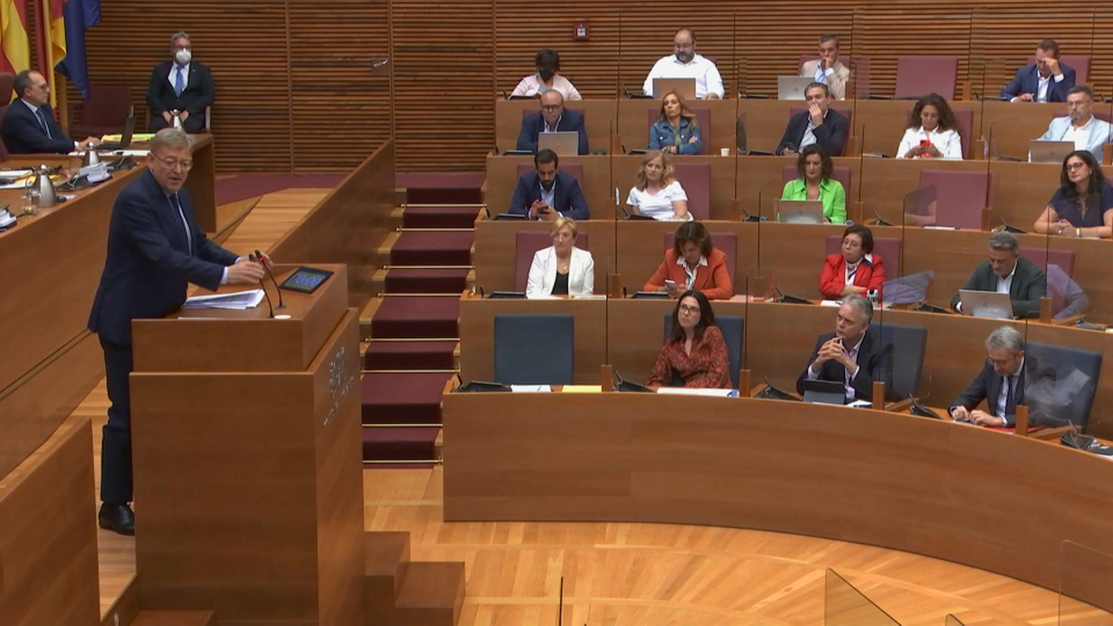 El president Ximo Puig a la tribuna de les Corts