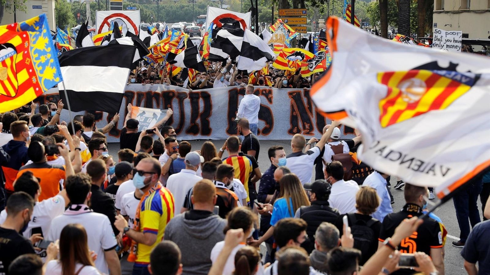 Manifestació contra Peter Lim en la pròrroga d'Esports À Punt