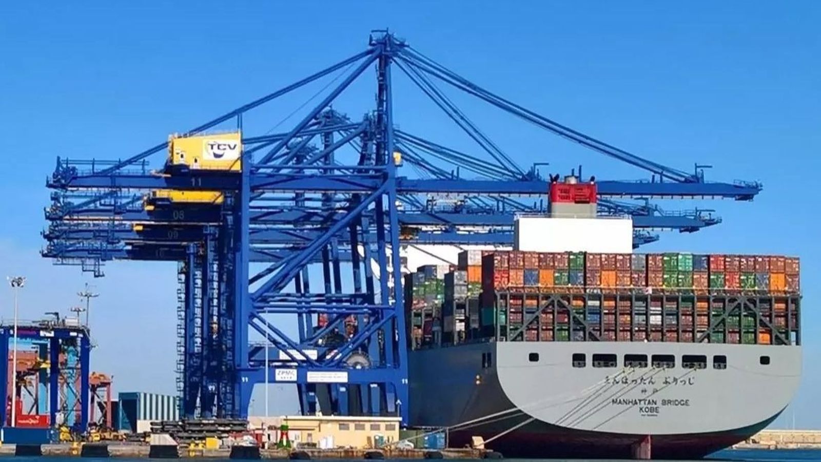 Un vaixell carregat de contenidors en el port de València