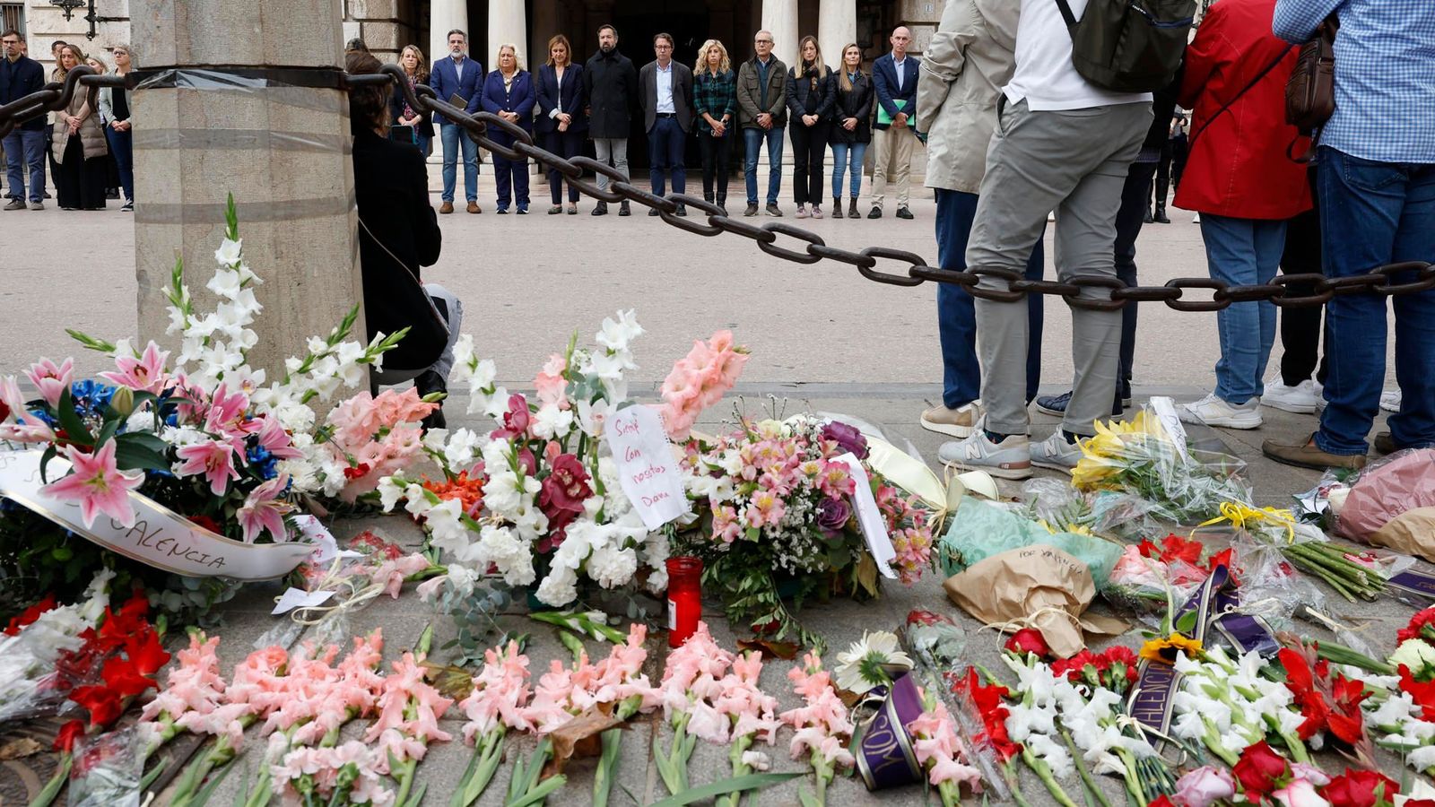 Minuto de silencio guardado ante el Ayuntamiento de Valencia, por las víctimas de la DANA