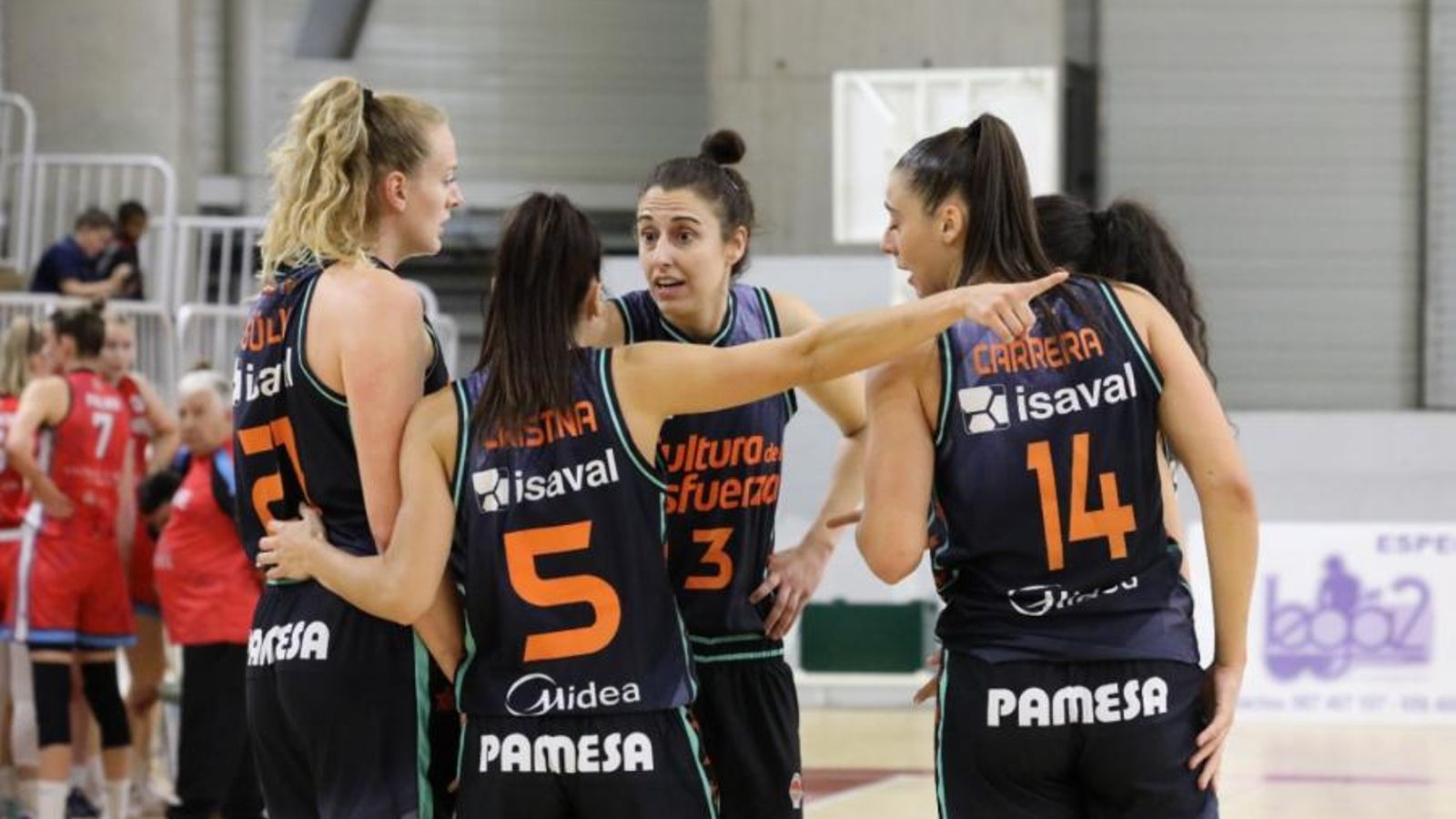 Les jugadores taronja, en un moment del partit a Bembibre