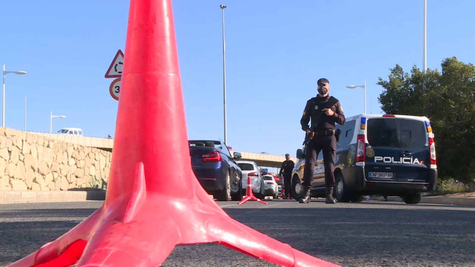 Un agent de la Policia Nacional durant un control
