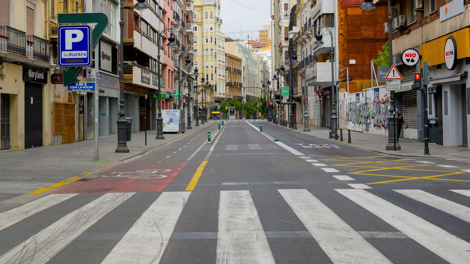 Imatge d'un carrer del centre de València durant el confinament