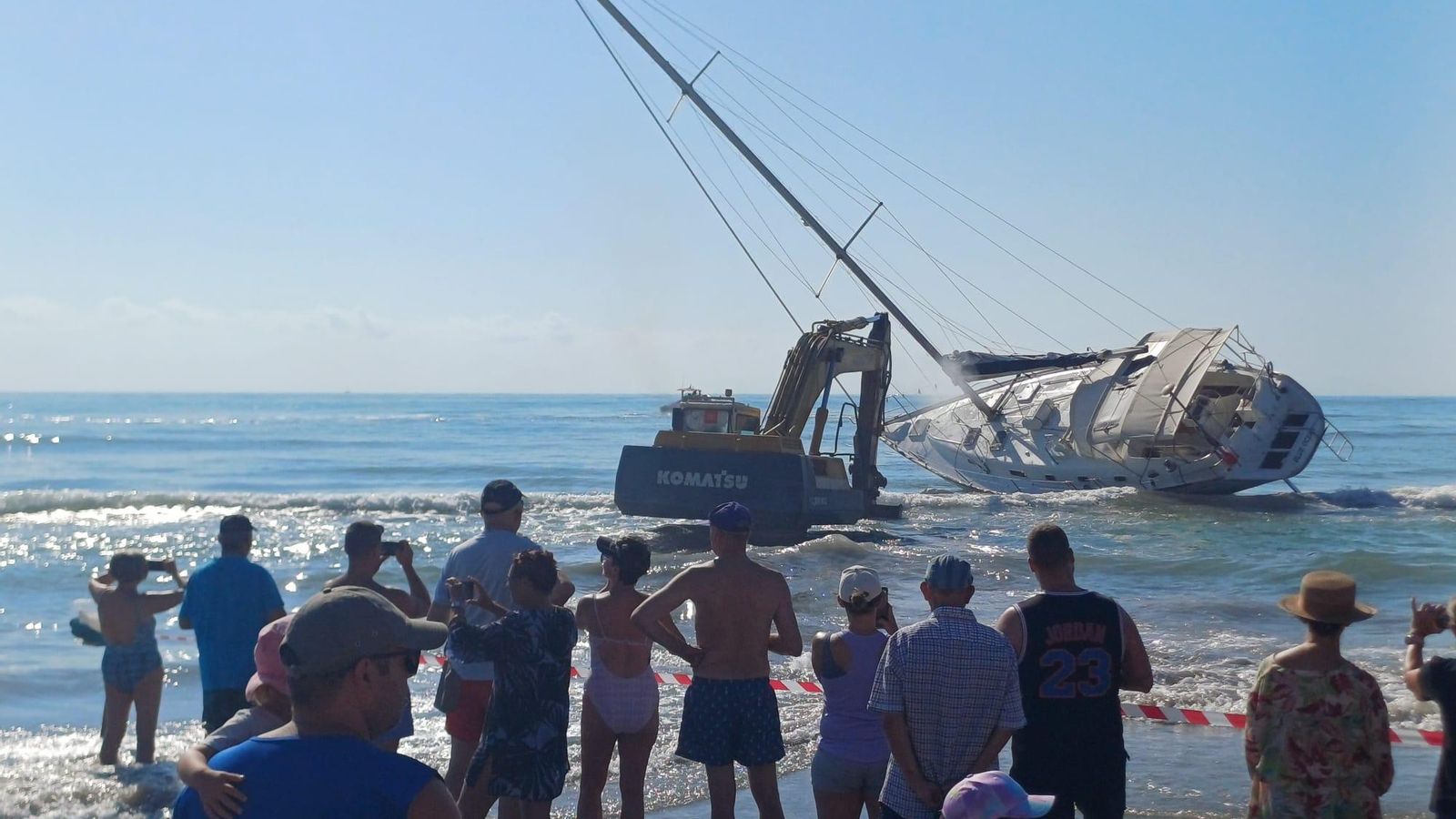 El veler Blue Ocean, estacat durant una setmana a la platja de Cullera, ja és a la mar