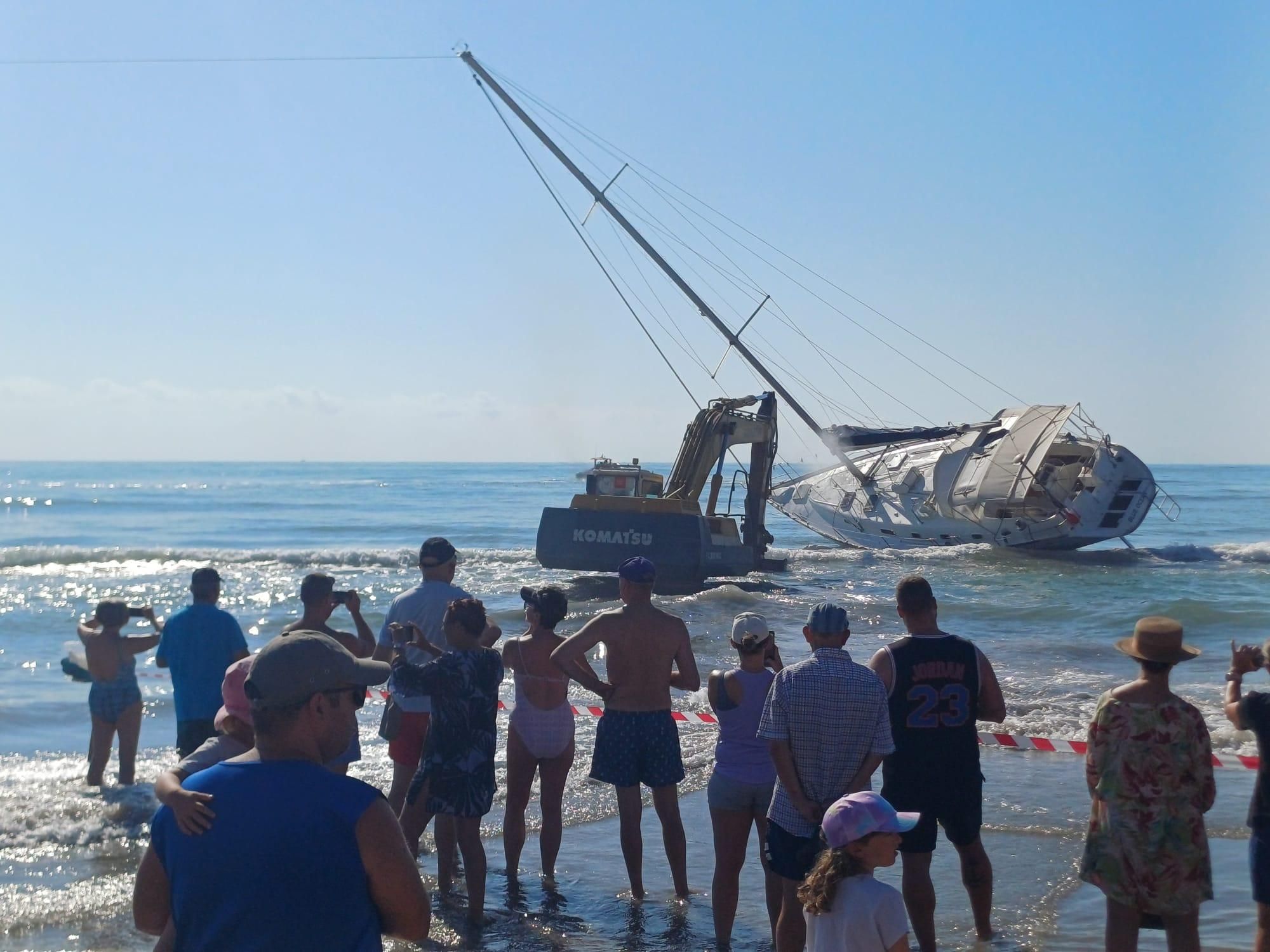 El veler Blue Ocean, estacat durant una setmana a la platja de Cullera, ja és a la mar