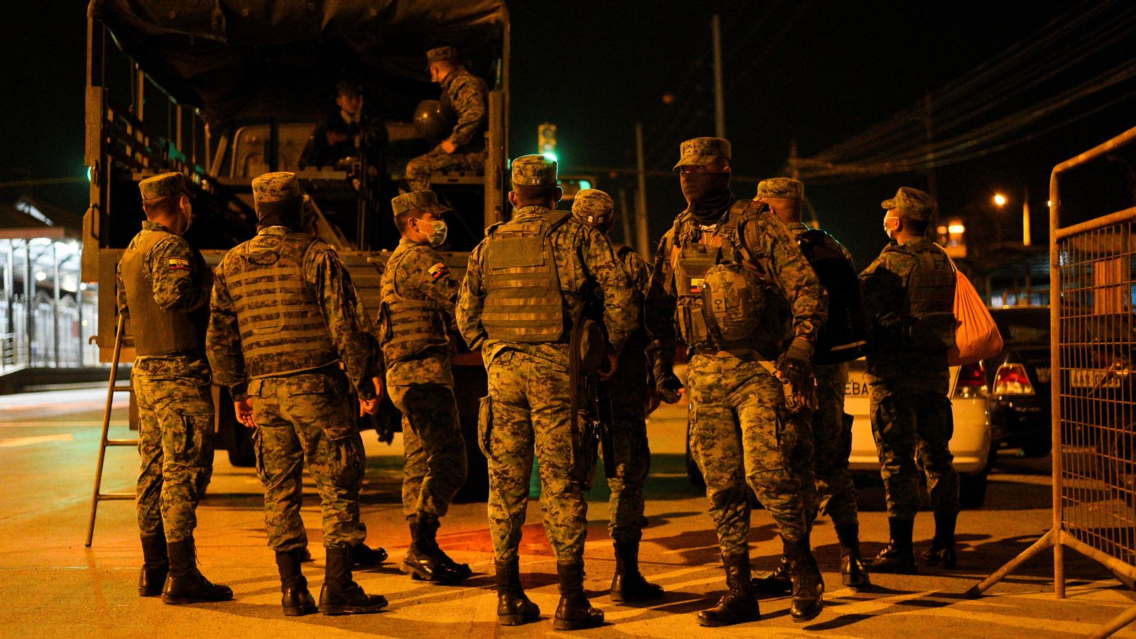 Diversos militars a les portes del centre penitenciari del Litoral, on va haver una baralla massiva fa uns dies que va acabar amb desenes de víctimes