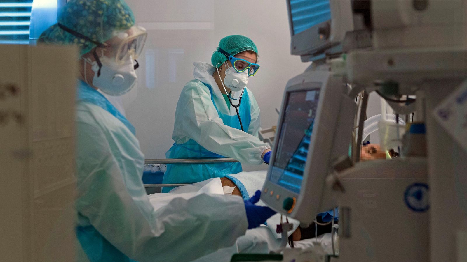 Un pacient de Covid-19 és atés en un hospital