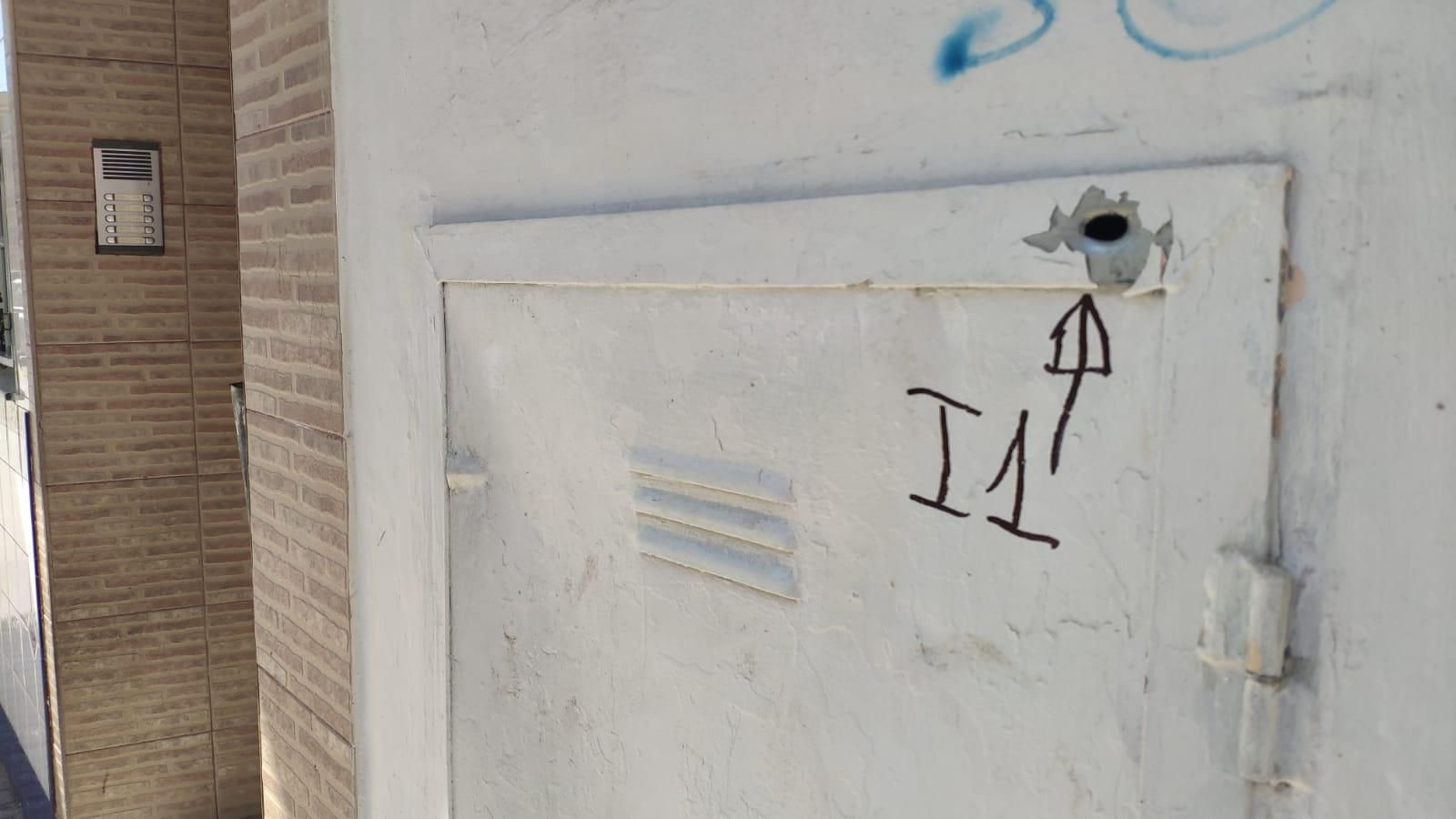 Impacte d'un tir en la façana d'un edifici a Xirivella