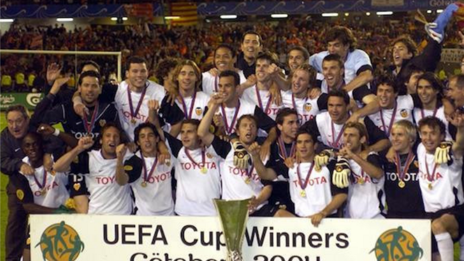 Dos dècades després es retroben els finalistes de la Copa de la UEFA de 2004, que guanyà brillantment el València CF Dos dècades després es retroben els finalistes de la Copa de la UEFA de 2004, que guanyà brillantment el València CF