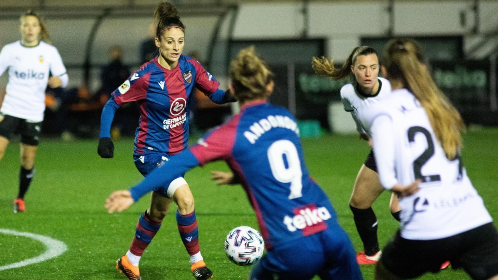 Esther, autora d'un doblet, en una acció del partit