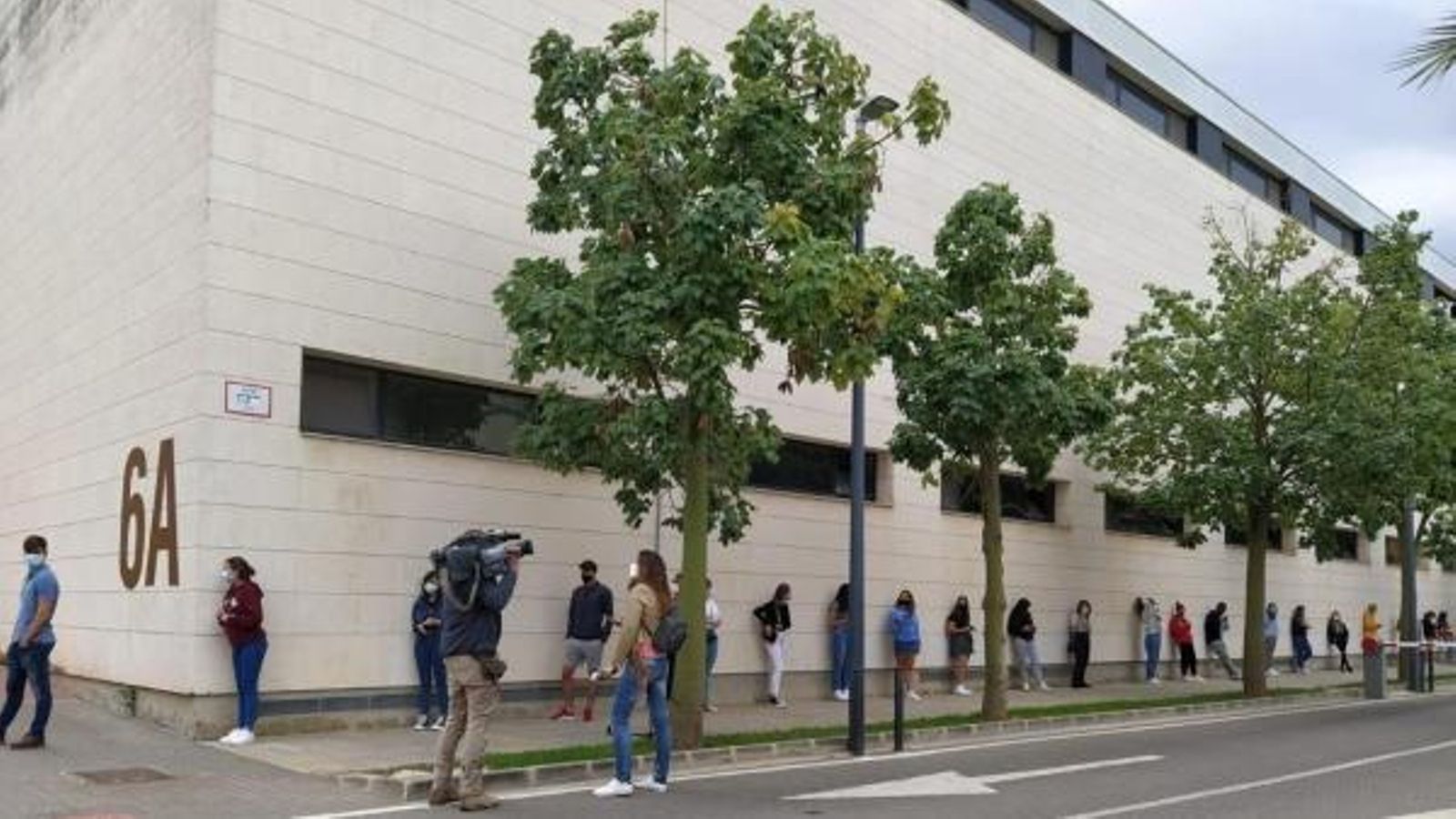 Estudiants de la UPV fan cua per a fer-se una PCR