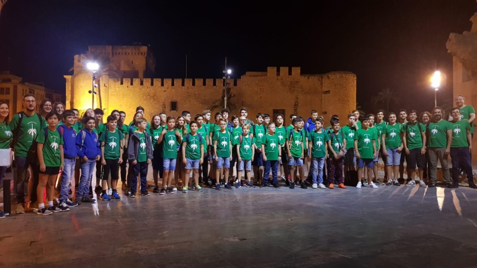 L'Escolania del Misteri d'Elx i el Cor Juvenil abans de partir cap a Lió