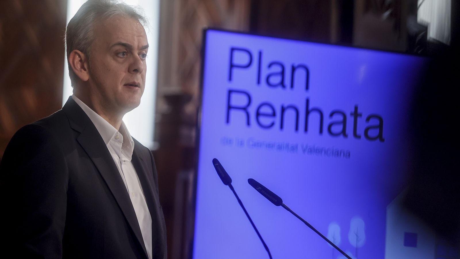 El conseller d'Habitatge i Arquitectura Bioclimàtica, Héctor Illueca, en la presentació del Pla Renhata