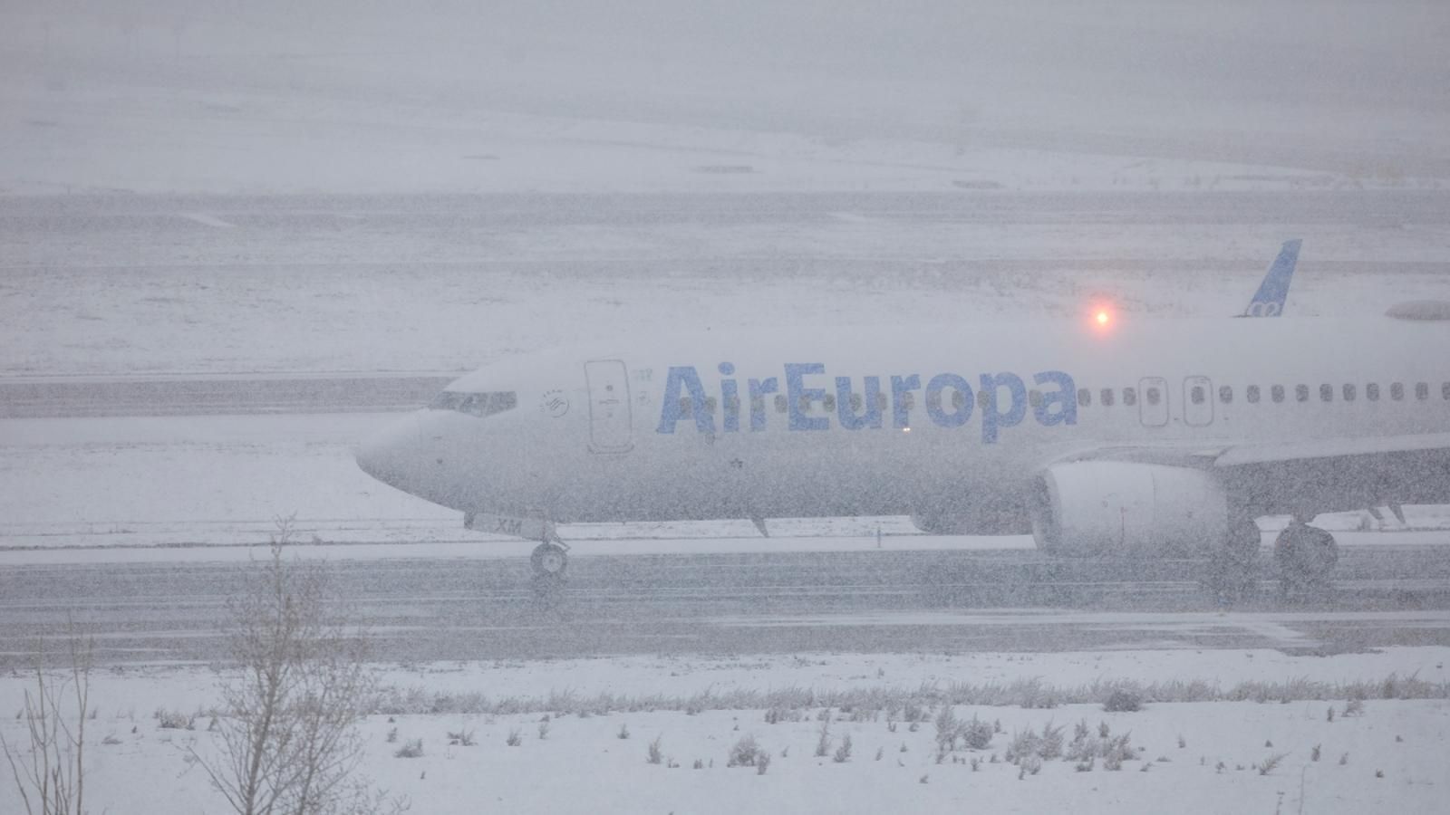Un avió d'Air Europa aterra a l'aeroport de Madrid-Barajas en ple temporal de neu /Arxiu